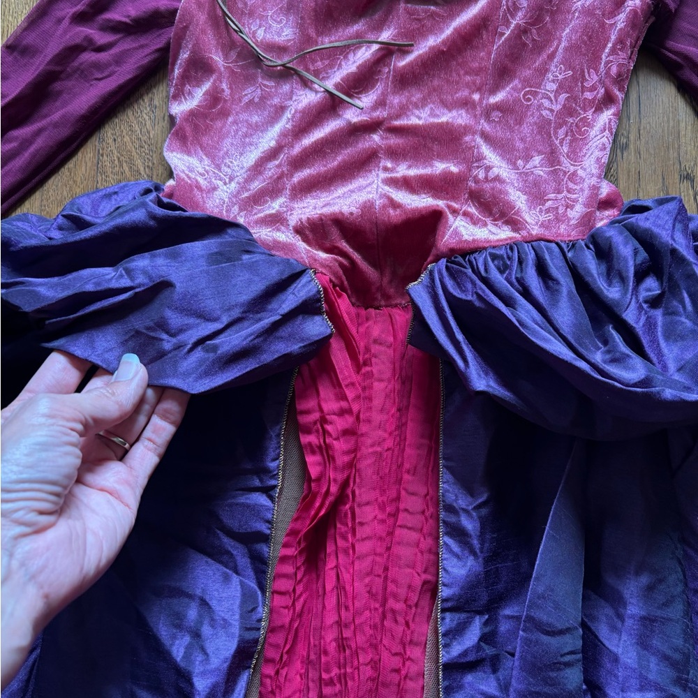 Girls Sarah Sanderson Costume from Hocus Pocus - Picture 6 of 8